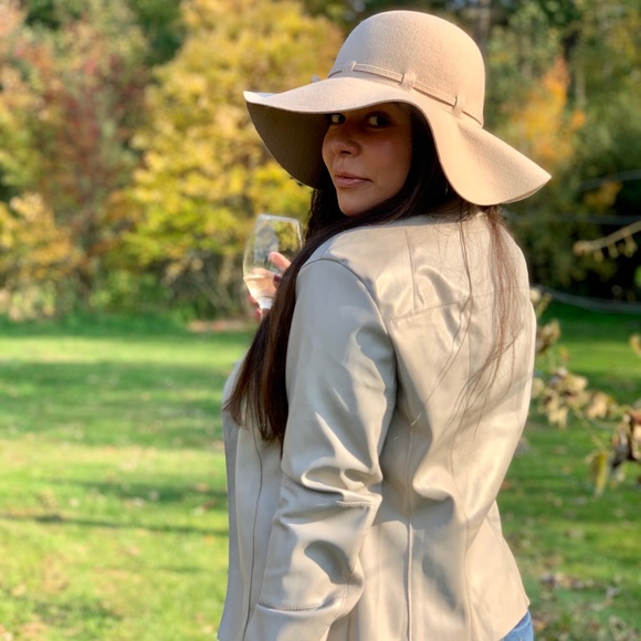 M I C H E L L E 🤍✨ - Picture 1 of 4